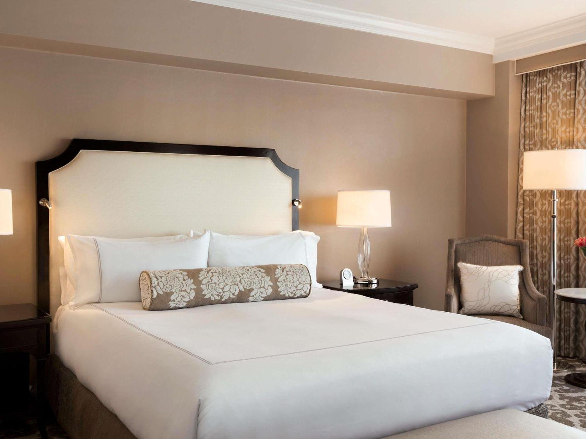 Signature King room with Skyline View,62595133:JPEG